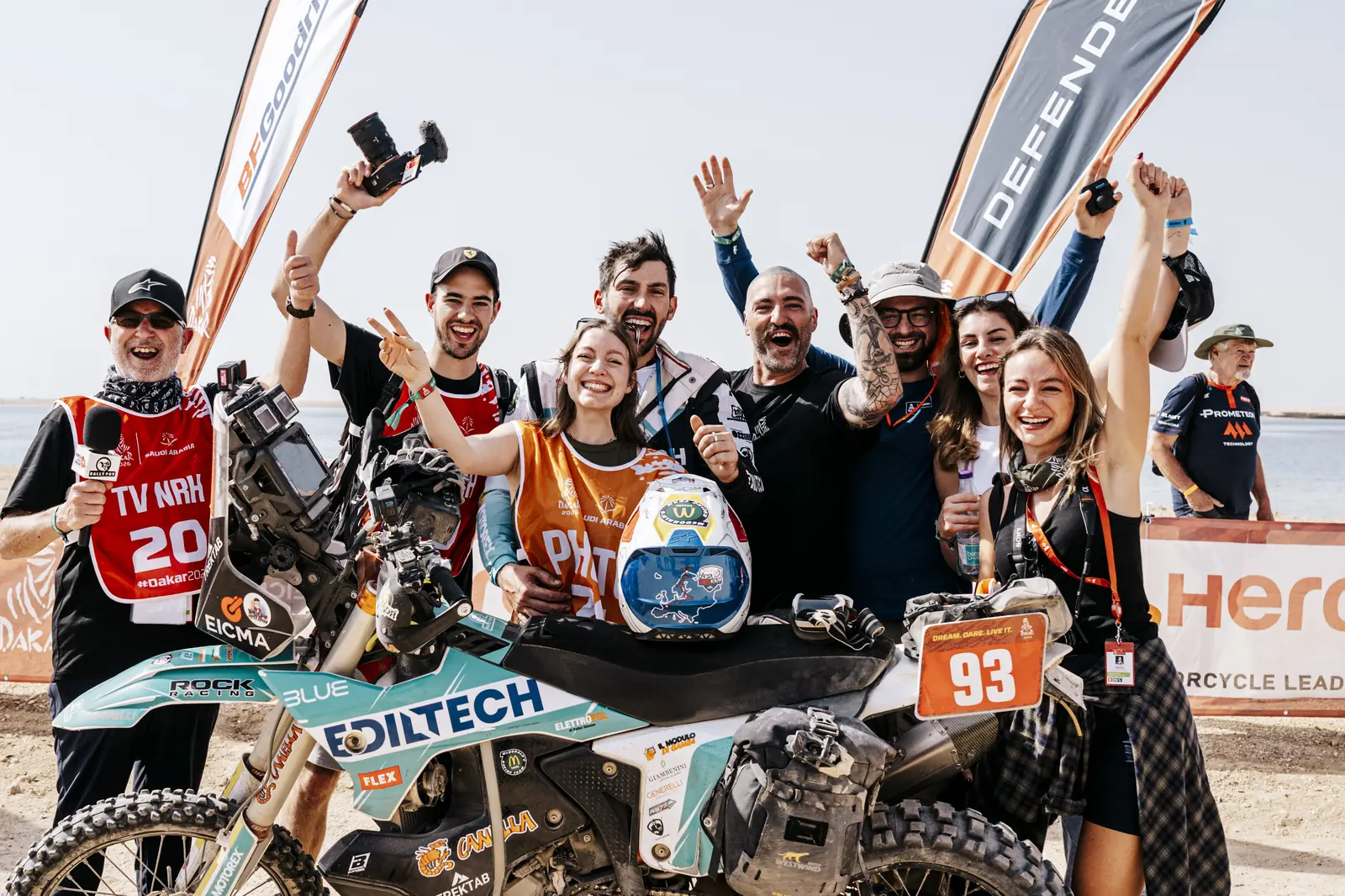La squadra Rally POV festeggia l'arrivo con la moto numero 93, Dakar 2026